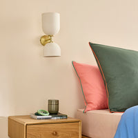 Applique Boladia allumée – lumière diffusée vers le haut et le bas