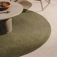 Tapis rond Aiguablava vert – mise en ambiance extérieure