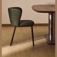 Chaise Avena vert foncé en chenille, mise en situation