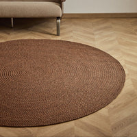 Tapis rond Aiguablava terracotta – mise en ambiance extérieure