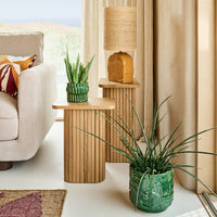 Cache-pot Kynia vert avec plante – mise en ambiance salon