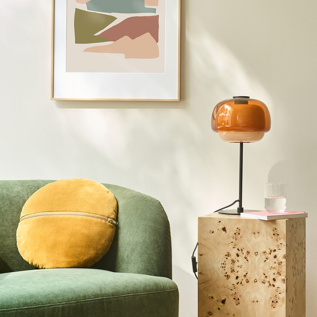 Lampe à poser Kinaro allumée – mise en ambiance salon