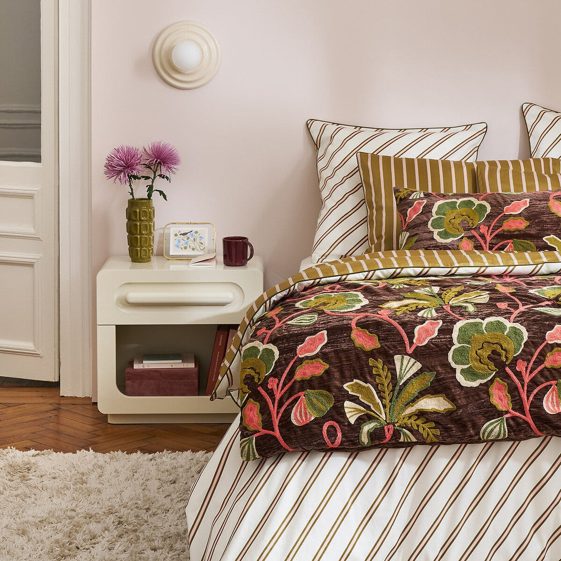 Table de chevet Newick ivoire – mise en ambiance chambre