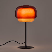 Lampe à poser Kinaro posée sur une table de chevet