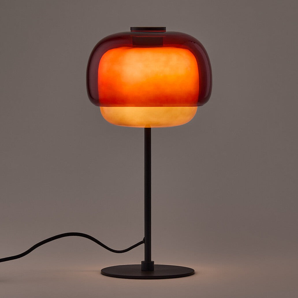 Lampe à poser Kinaro posée sur une table de chevet