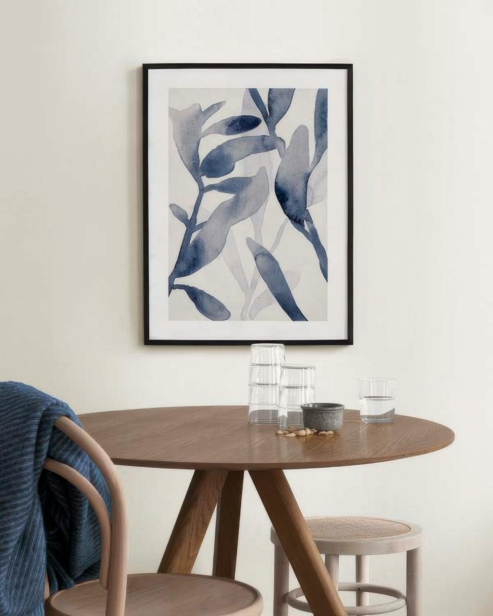 Affiche encadrée Aquavia accrochée au mur – mise en ambiance salon