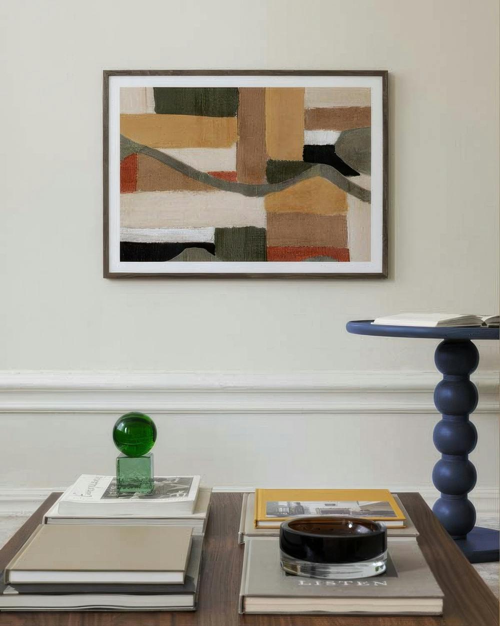Affiche Painted Shapes No2 encadrée en noyer – mise en ambiance salon