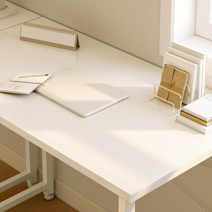 Table de bureau Novia – détail des pieds réglables à embouts caoutchouc