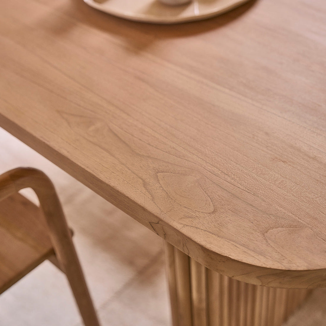Table à manger Coline teck massif - détail pieds cannelés