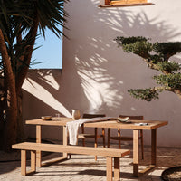 Banc Tamariu en teck – en situation sur une terrasse