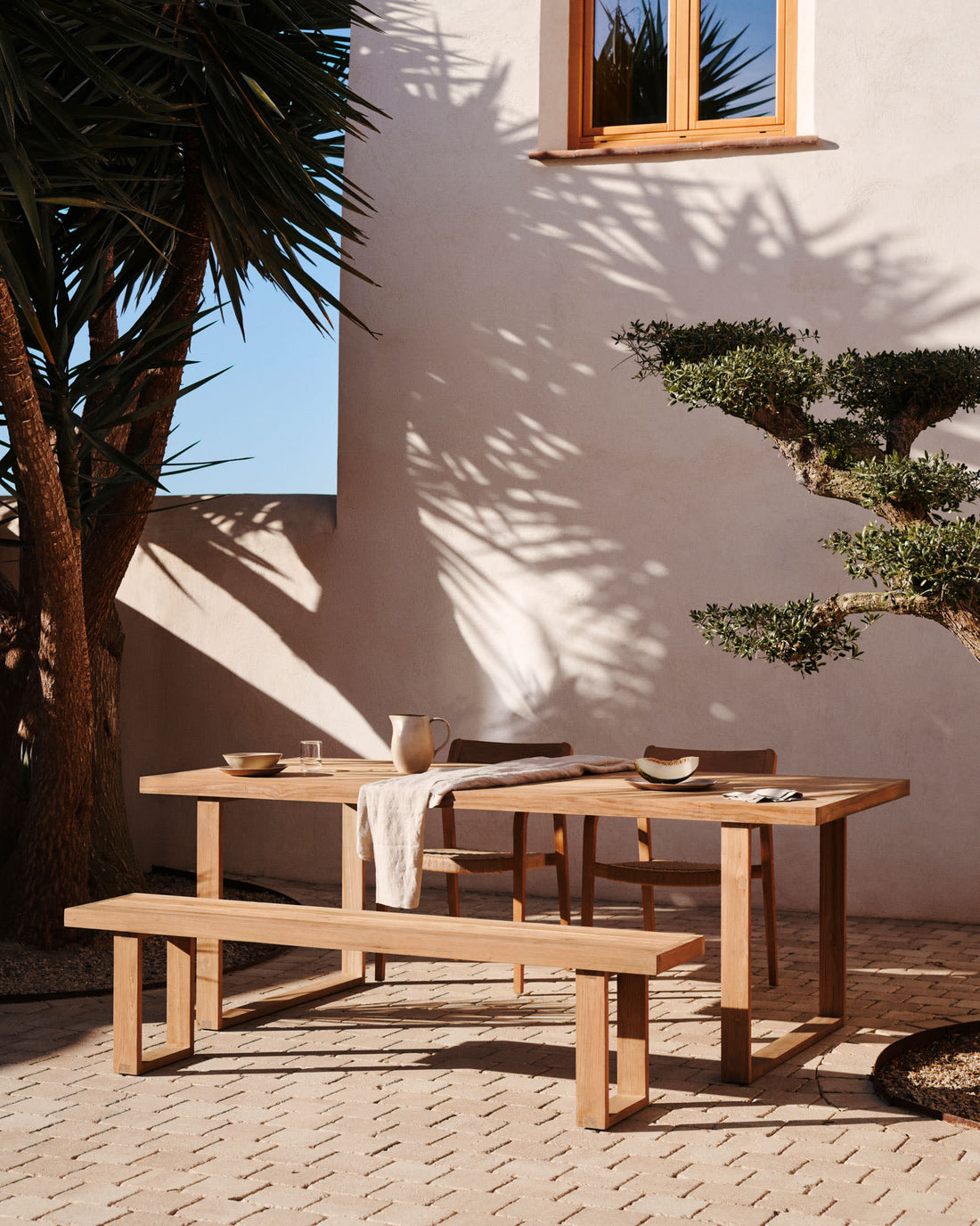 Banc Tamariu en teck – en situation sur une terrasse
