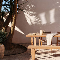 Banc Tamariu en teck – en situation dans un jardin