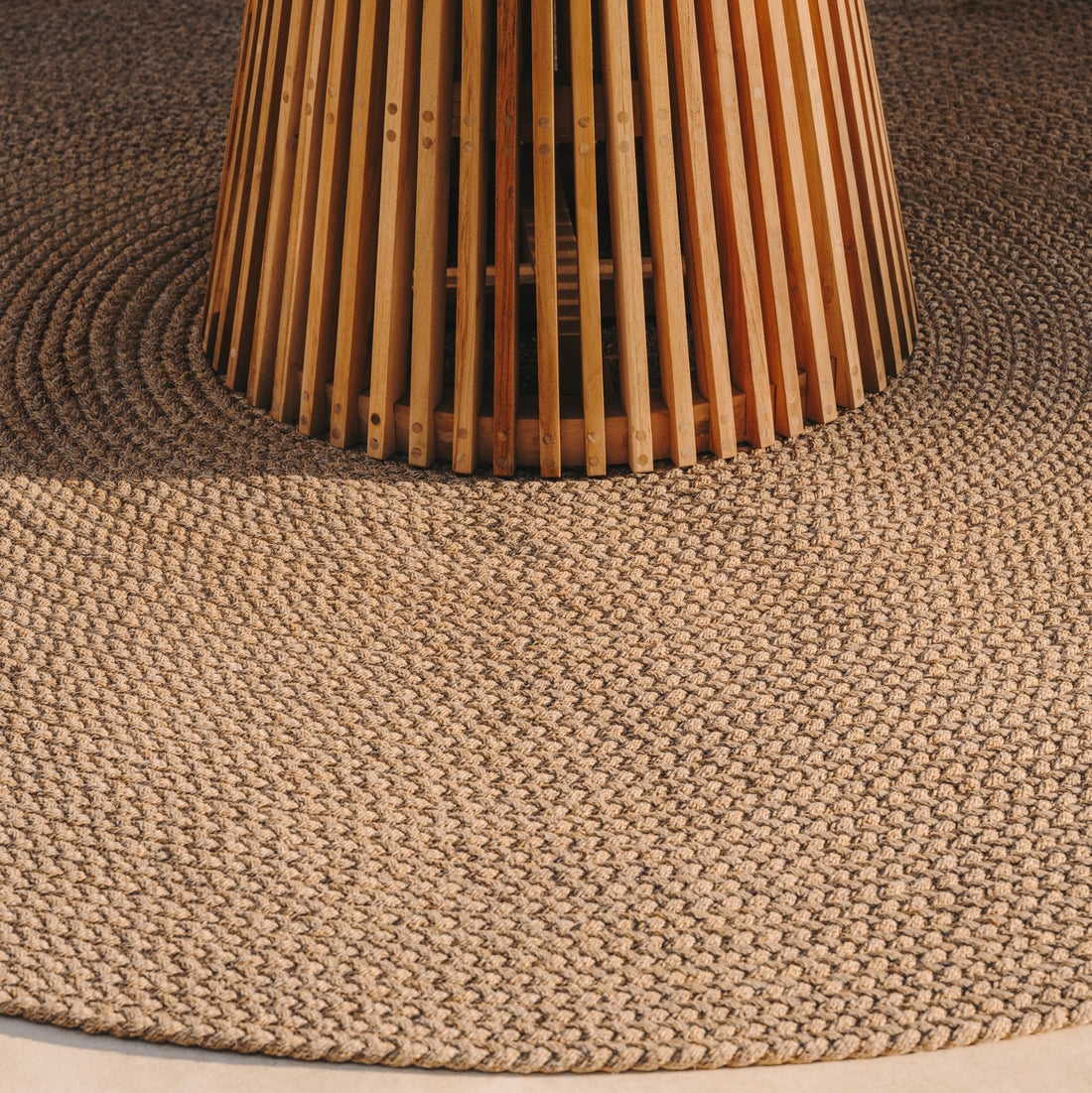Tapis rond Aiguablava beige – mise en ambiance extérieure
