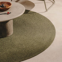 Tapis rond Aiguablava vert – mise en ambiance extérieure
