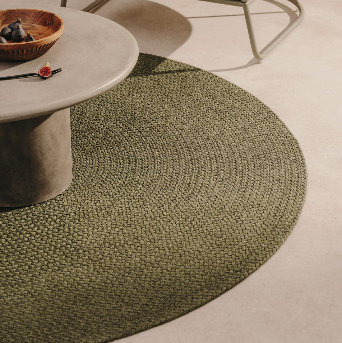 Tapis rond Aiguablava vert – mise en ambiance extérieure