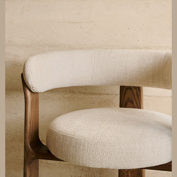 Chaise hévéa noyer et tissu Granite