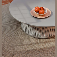 Tapis rond Palamos beige – mise en ambiance extérieure