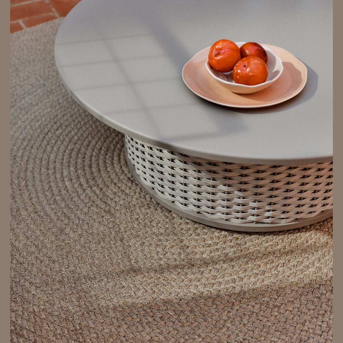 Tapis rond Palamos beige – mise en ambiance extérieure