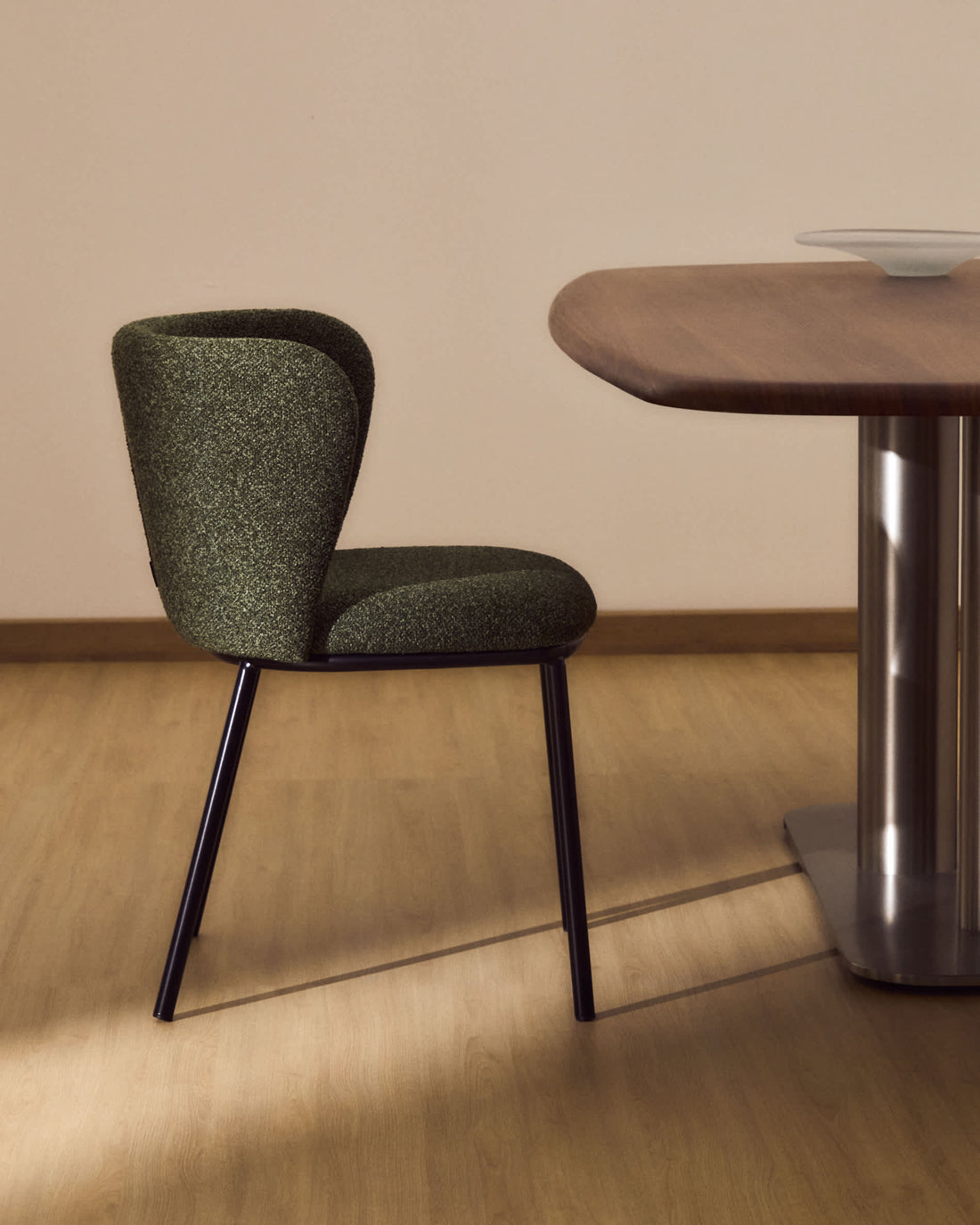 Chaise Avena vert foncé en chenille, mise en situation