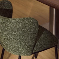 Chaise Avena vert foncé en chenille, mise en situation salle à manger