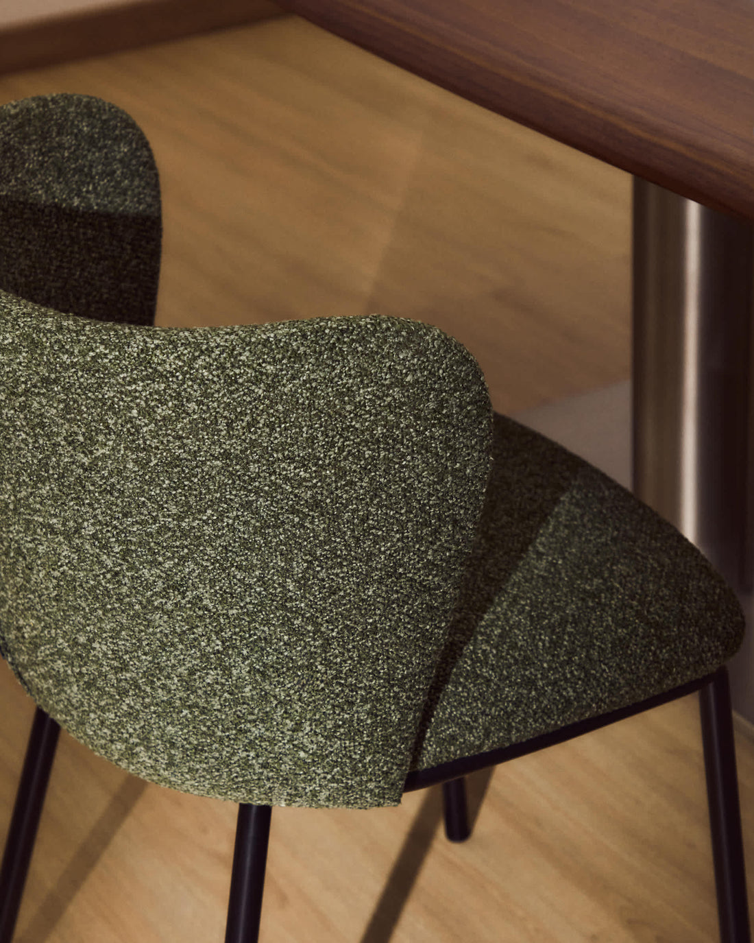 Chaise Avena vert foncé en chenille, mise en situation salle à manger