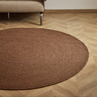 Tapis rond Aiguablava terracotta – mise en ambiance extérieure