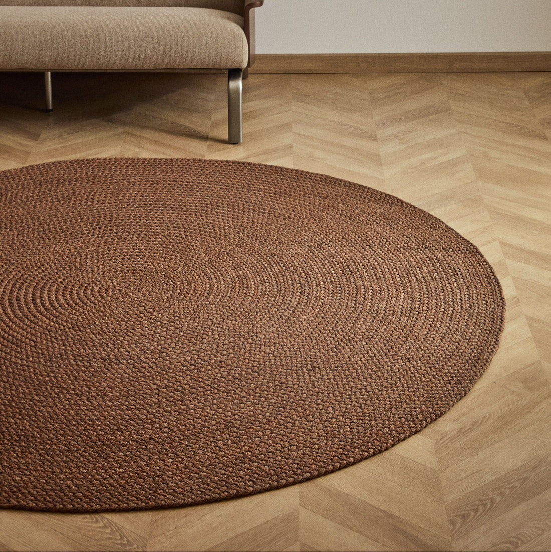 Tapis rond Aiguablava terracotta – mise en ambiance extérieure