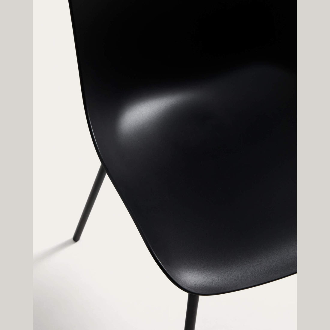 Chaise Alaró noire – détail des pieds