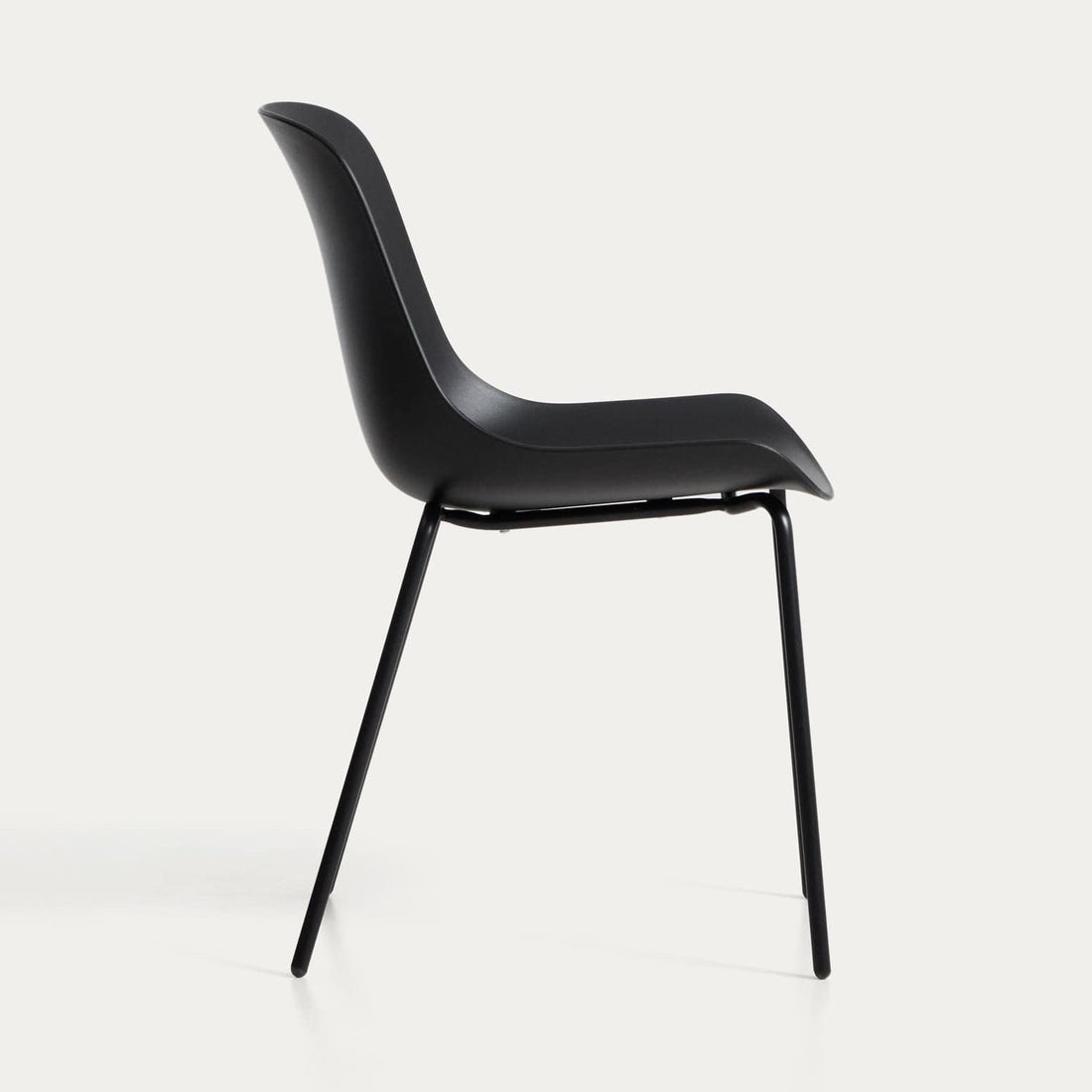 Chaise Alaró noire – vue de trois quarts