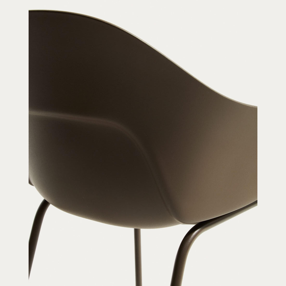 Chaise Cardona marron – détail du piètement en acier