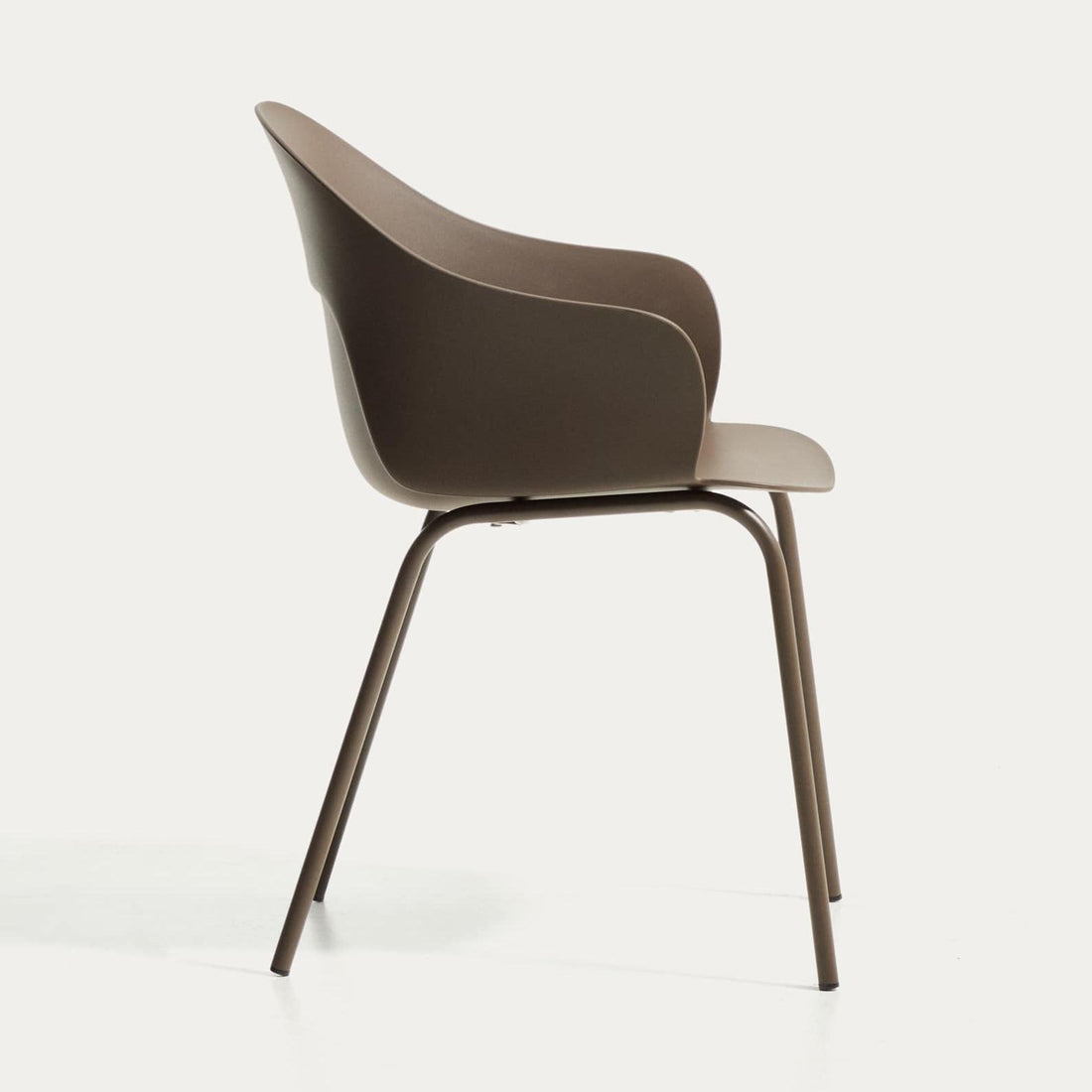 Chaise Cardona marron – vue de trois quarts
