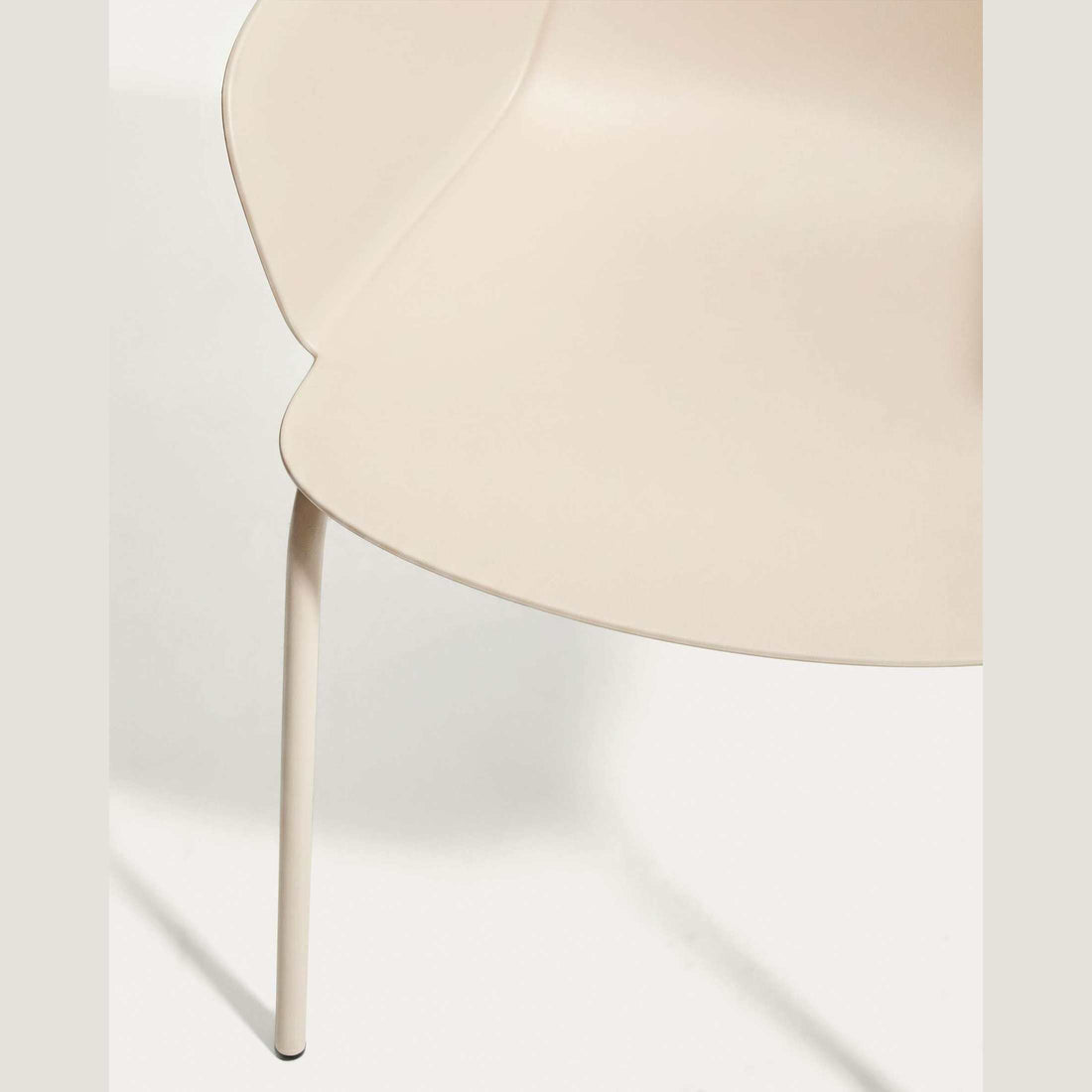 Chaise Cardona beige – détail de la finition des pieds
