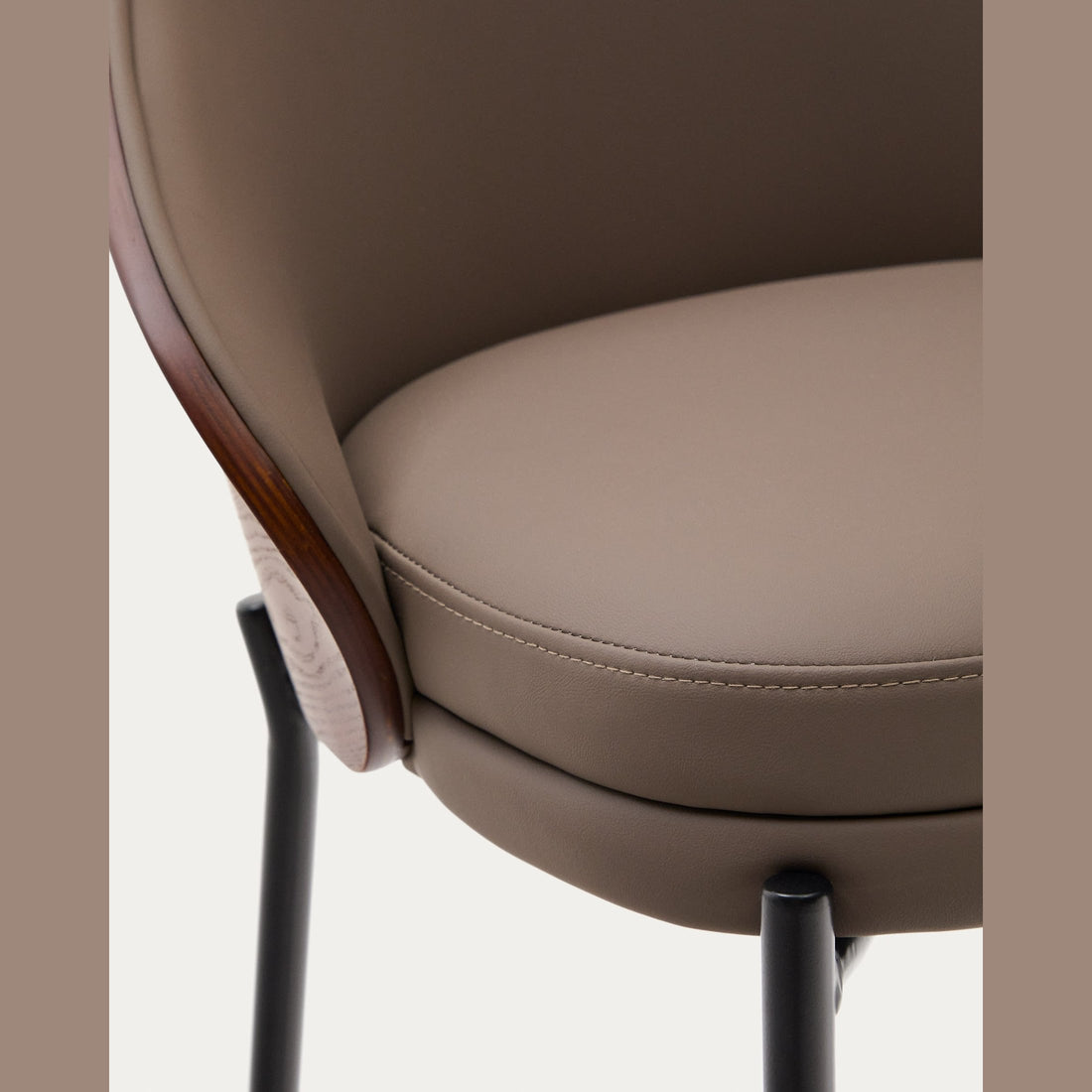 Tabouret Brava 77cm marron – détail du dossier en frêne
