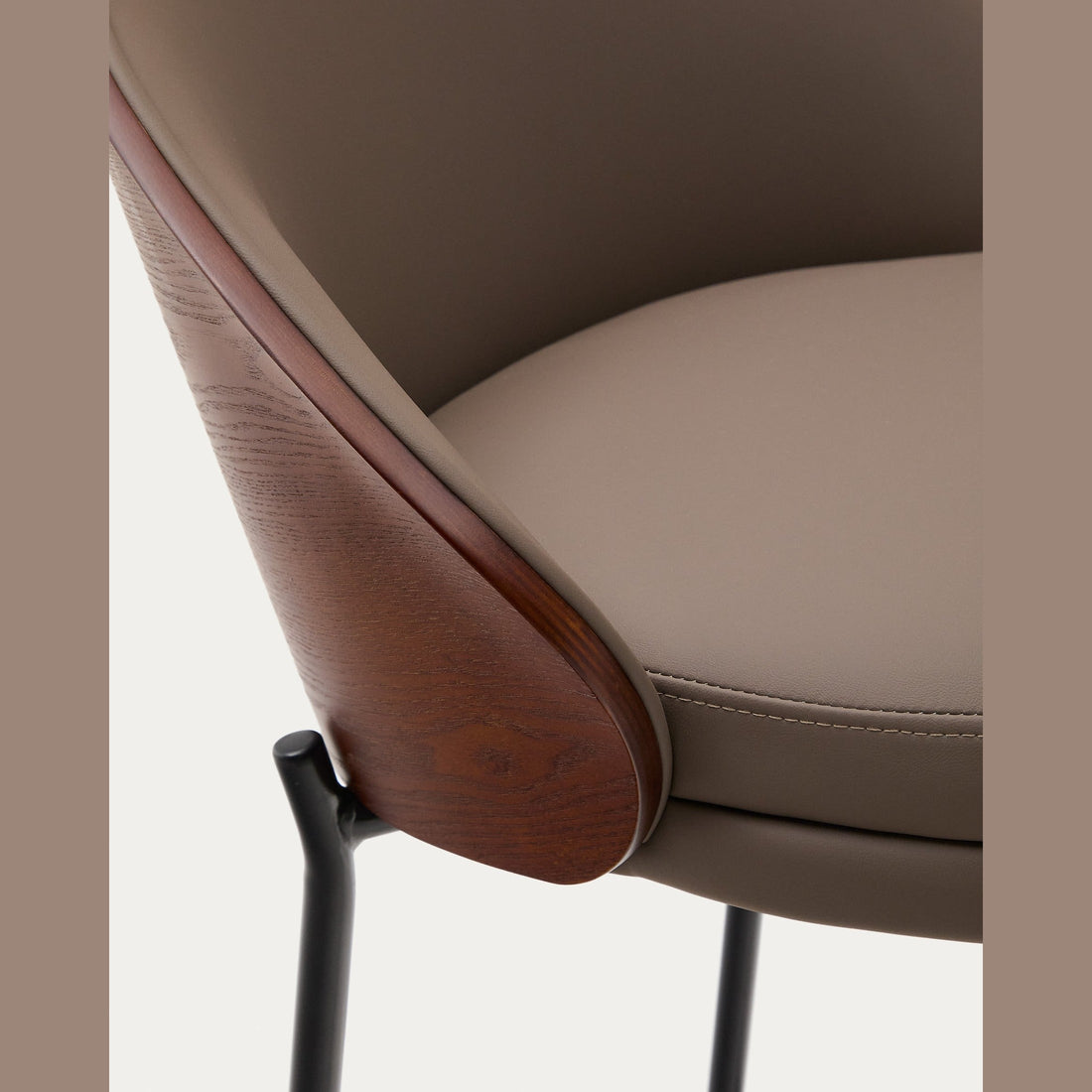 Tabouret Brava 77cm marron – détail du piètement métallique