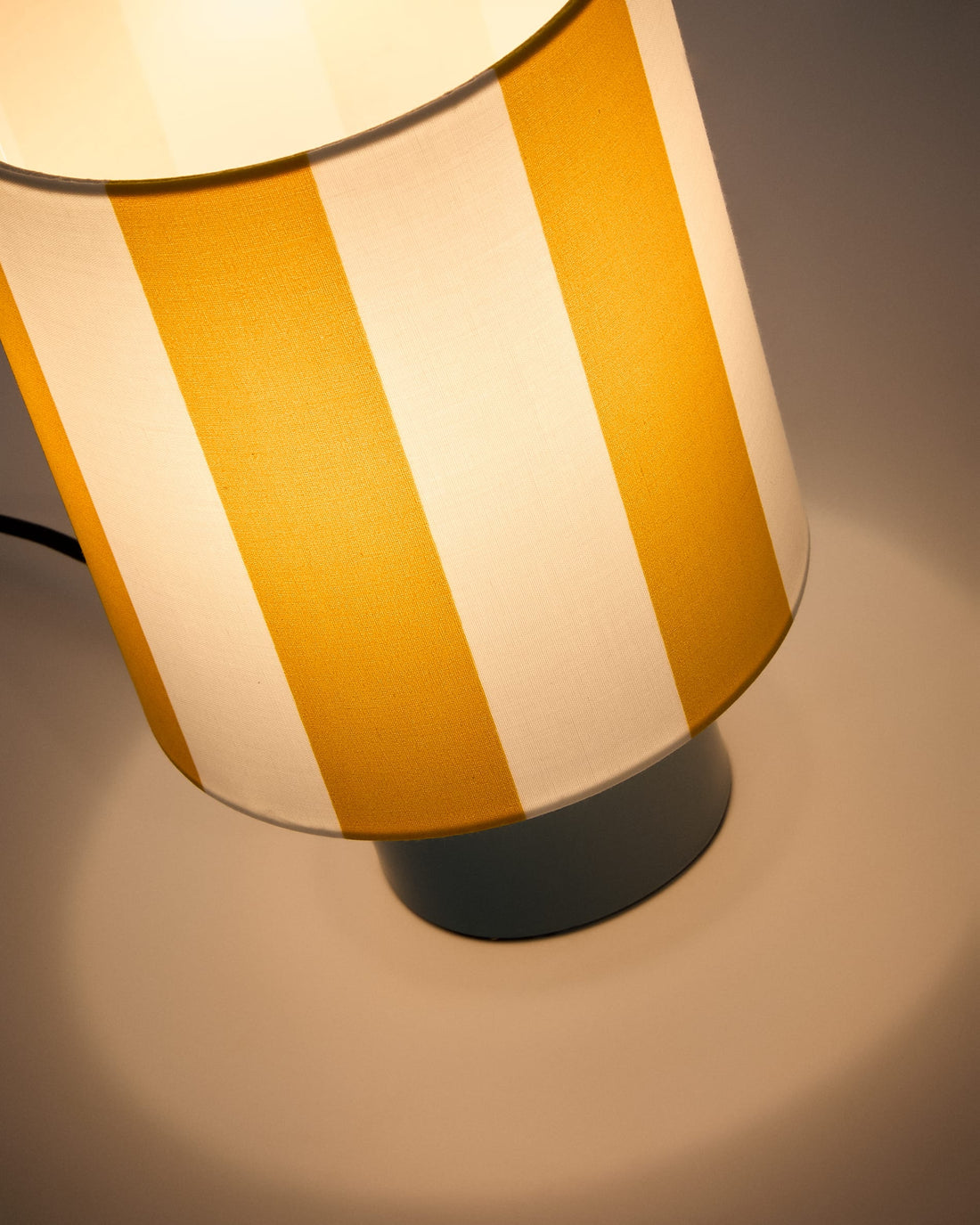 Lampe à poser Alcoi bleue – vue de côté
