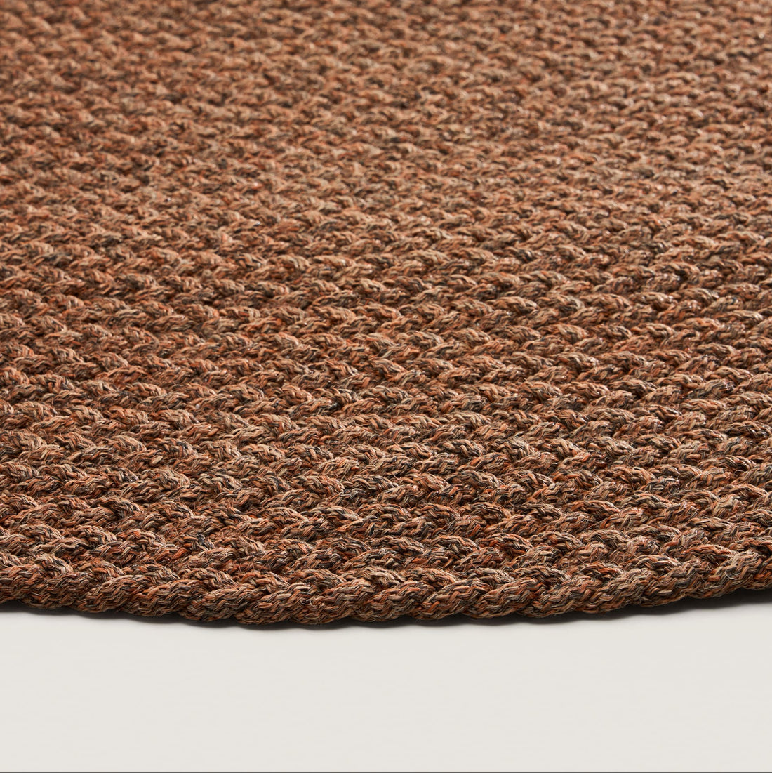 Tapis rond Aiguablava terracotta – vue de côté