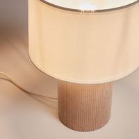 Lampe à poser Llançà beige – vue de trois quarts