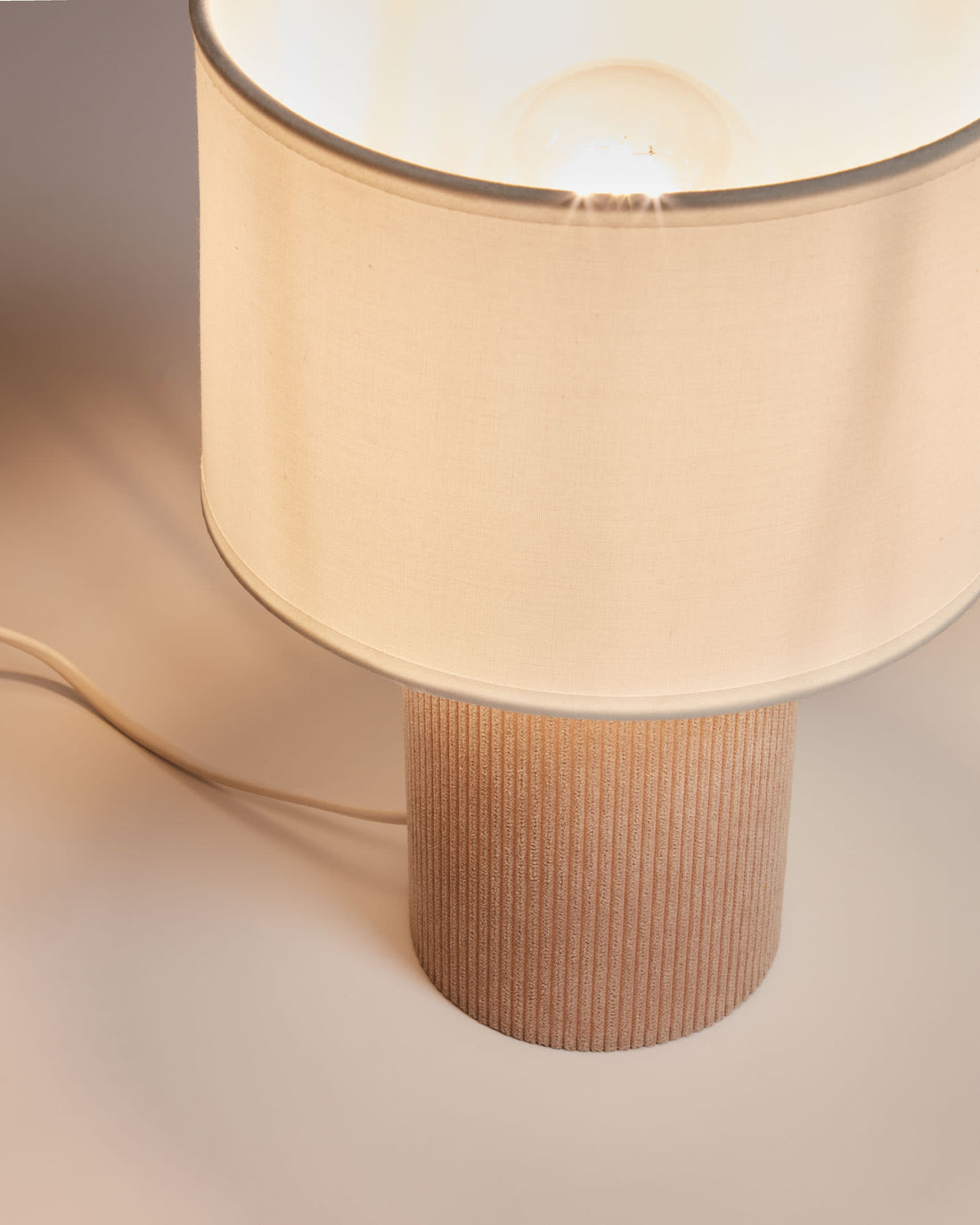 Lampe à poser Llançà beige – vue de trois quarts
