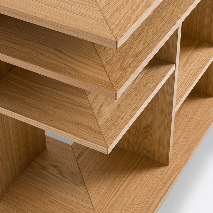 Bibliothèque d'angle Abalys – détail des compartiments en chêne