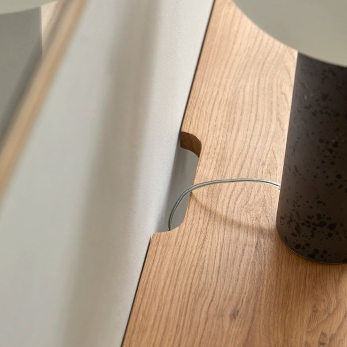 Bureau Yaël – détail des pieds compas obliques en bois