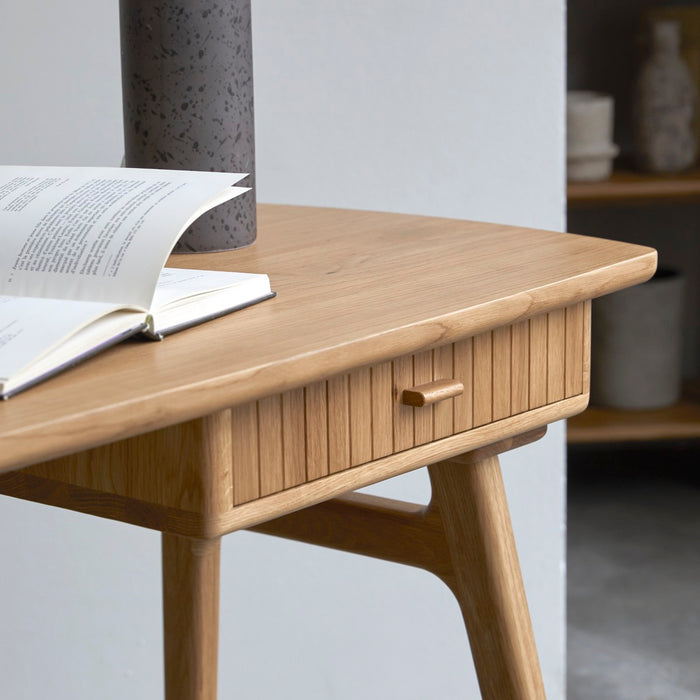 Bureau Yaël en chêne – en situation dans un intérieur scandinave