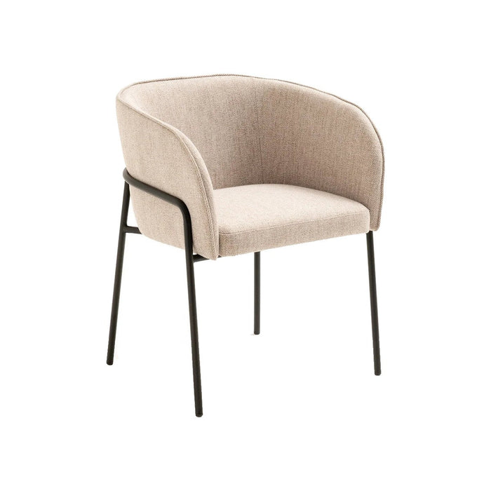 Chaise Laika beige en tissu chiné avec dossier enveloppant et pieds en métal noir, sur fond blanc