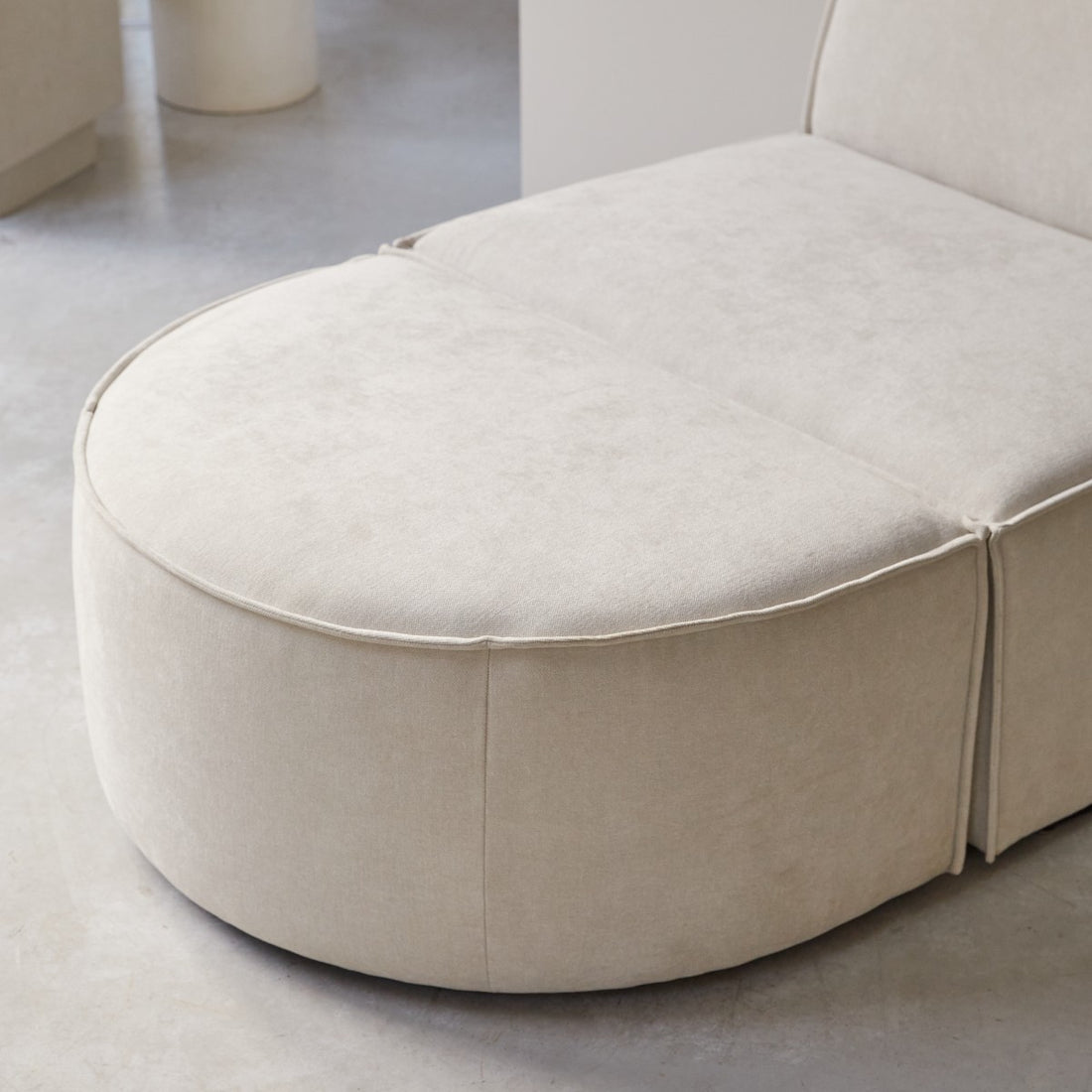 Pouf Dario en tissu beige – vue de trois quarts