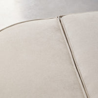 Pouf Dario beige dans un intérieur contemporain