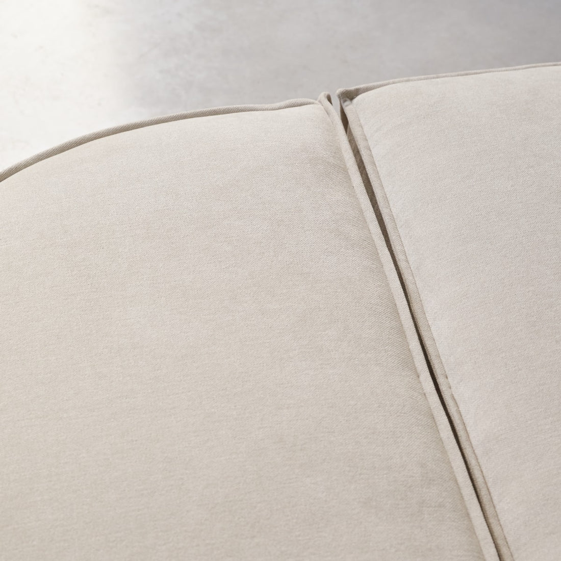 Pouf Dario beige dans un intérieur contemporain