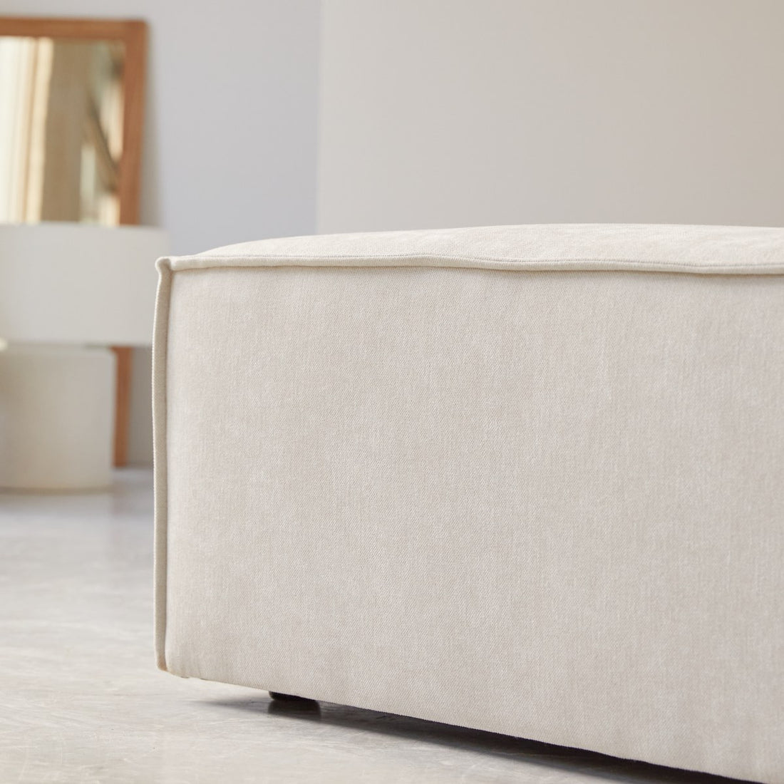 Pouf Dario associé à un canapé – en situation