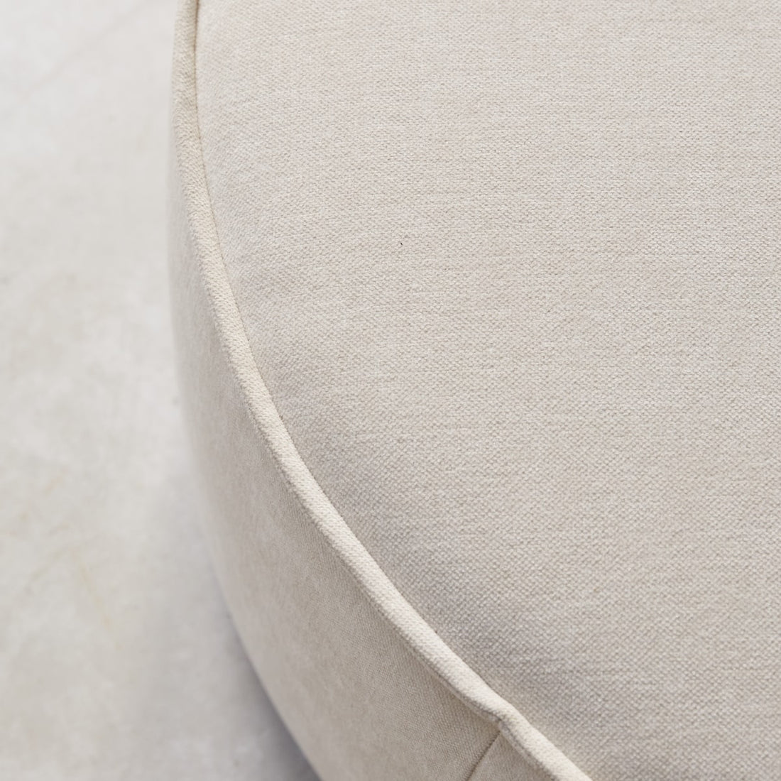Pouf Dario beige – détail du tissu et de l'assise