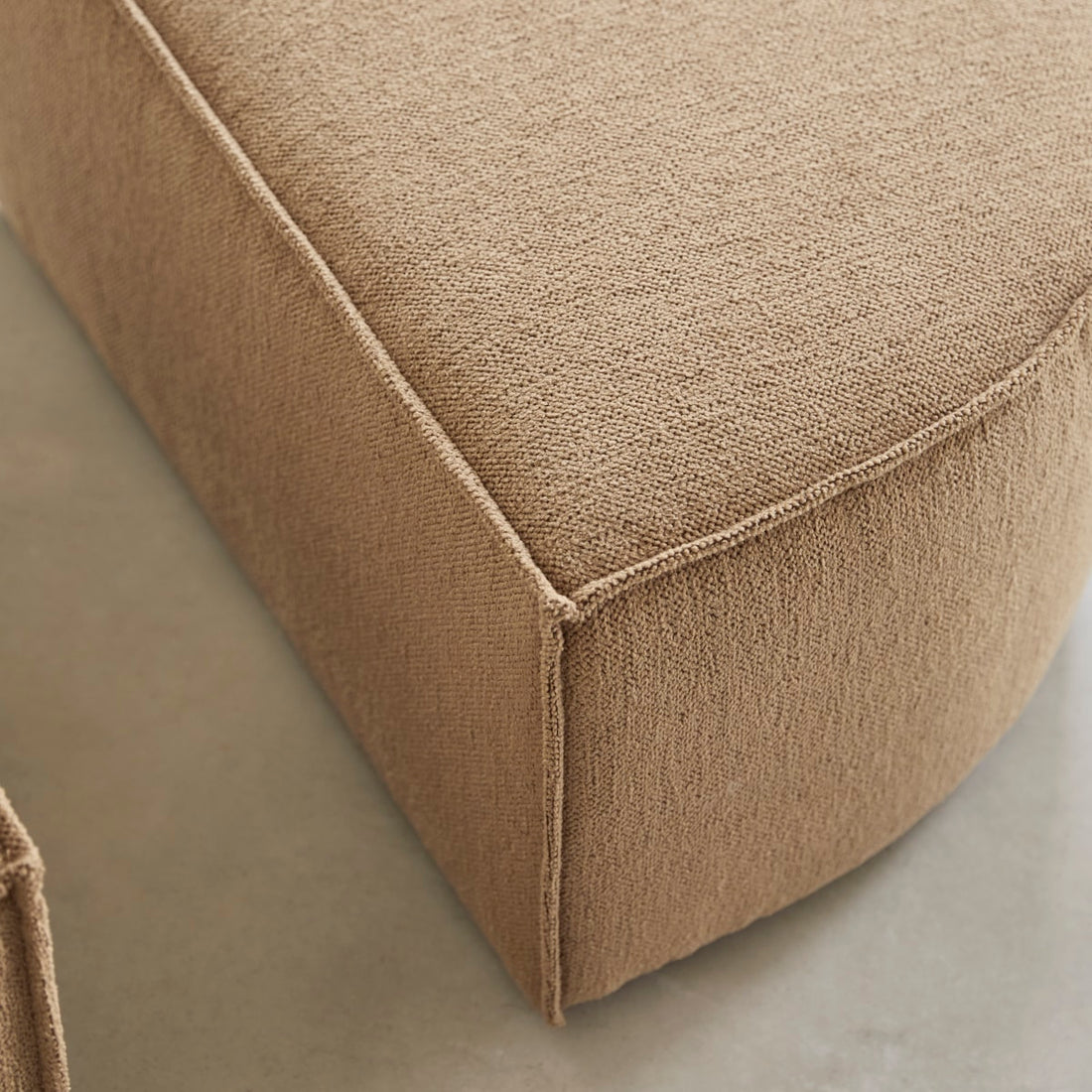 Repose-pieds Dario – détail du tissu camel
