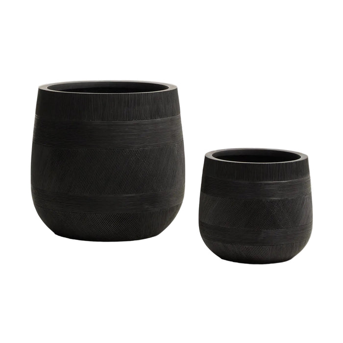 Ensemble de 2 cache-pots Fornells noirs en pierre reconstituée, forme arrondie, sur fond blanc