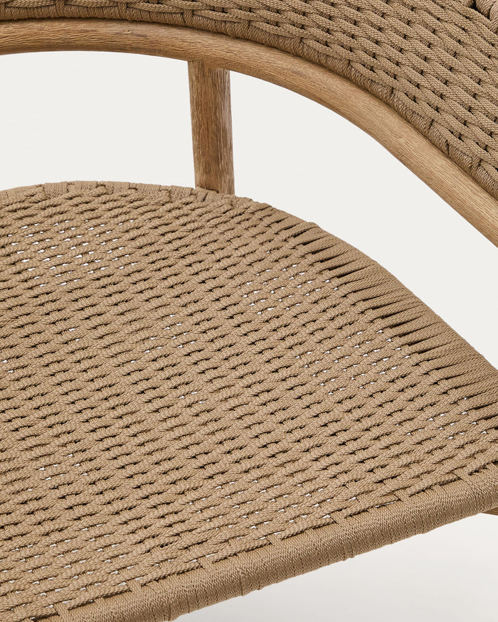 Fauteuil Ordal – détail de l'accoudoir et de la finition ton naturel